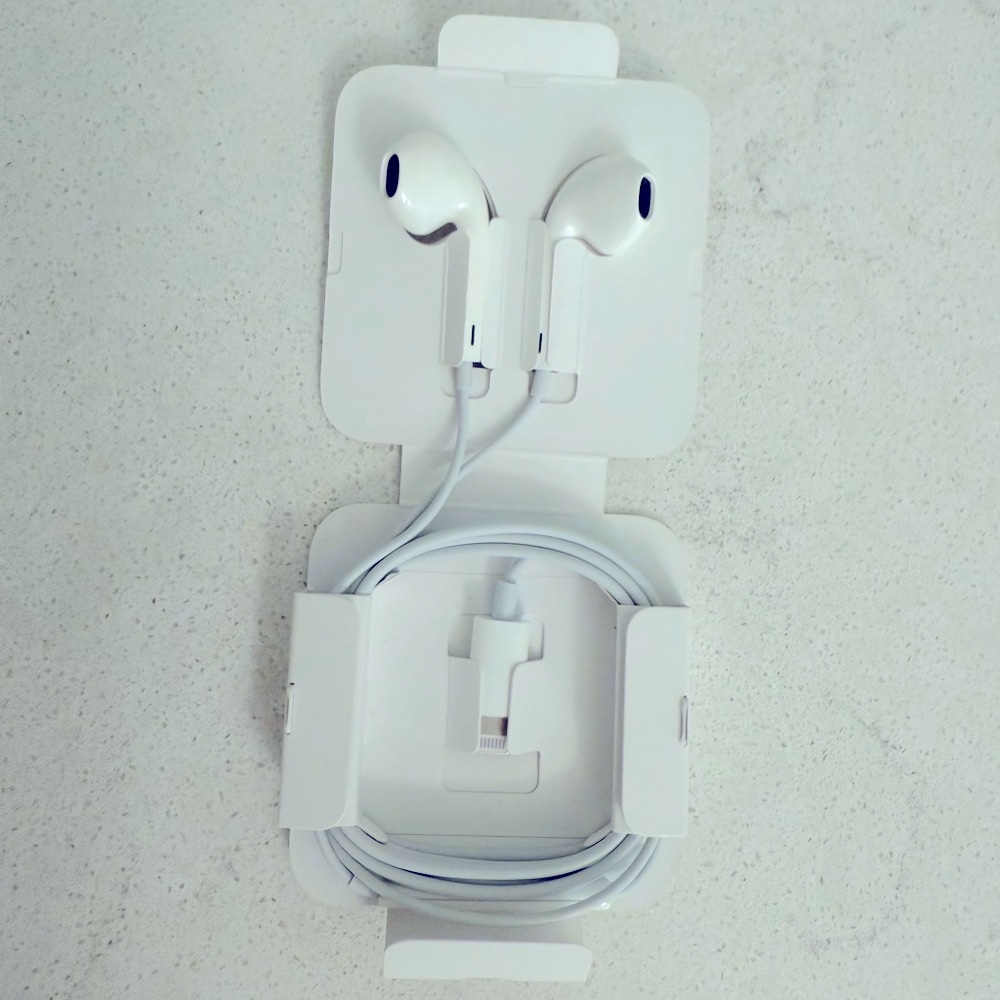 Apple EarPods with lightning connector NWOT